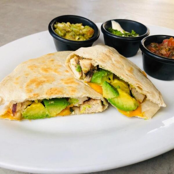 Quesadilla de Pechuga de Pollo, Queso Cheddar y Aguacate Honoré